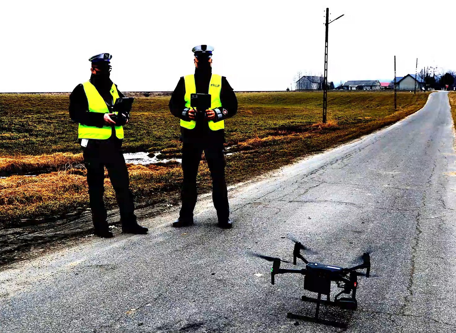 policjanci sterujący dronem