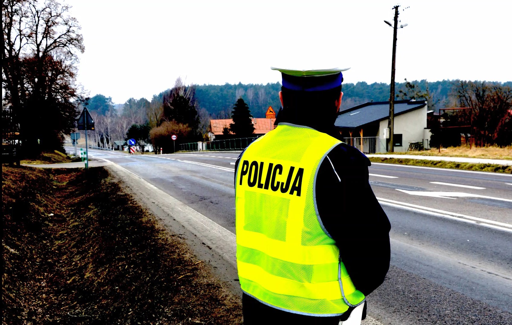 policjant patrzy na drogę