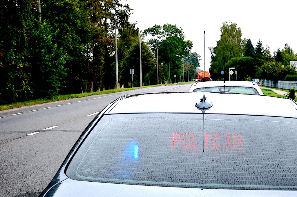 radiowóz nieoznakowany z napisem policja