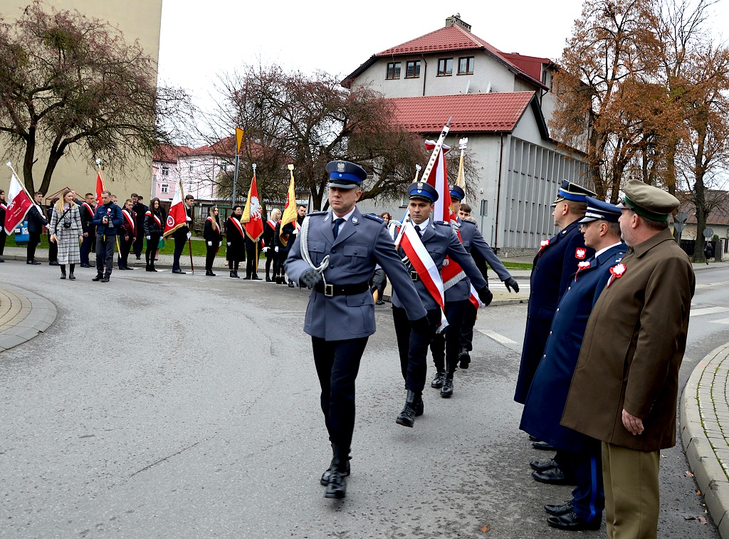 poczet sztandarowy idzie na uroczystą Mszę Świętą