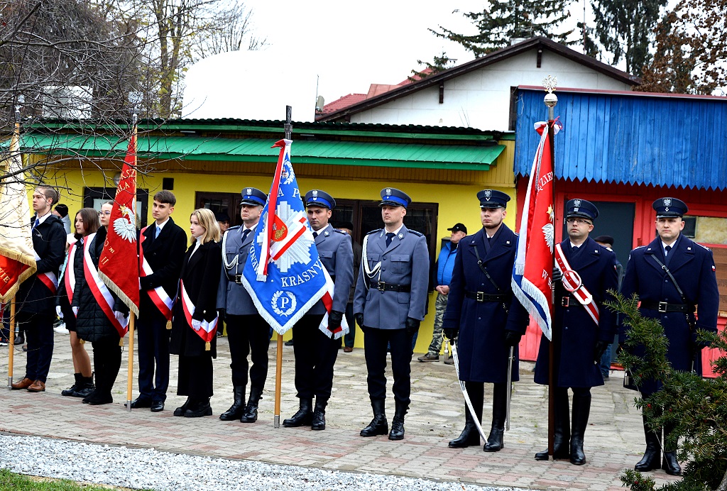 poczty sztandarowe stoją na apelu