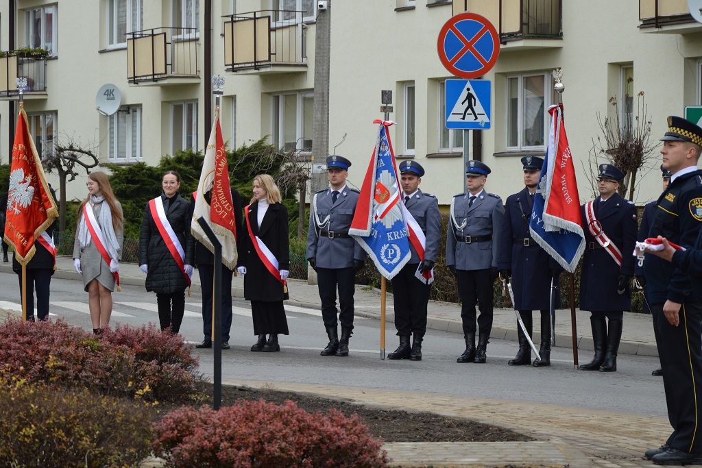 poczet sztandarowy Policji przed podniesieniem flagi państwowej