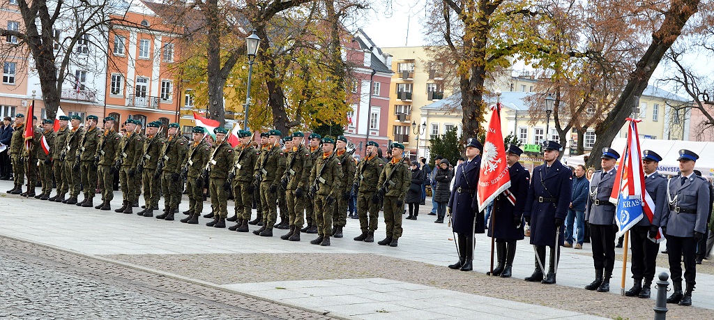 poczty sztandarowe stojące na apelu