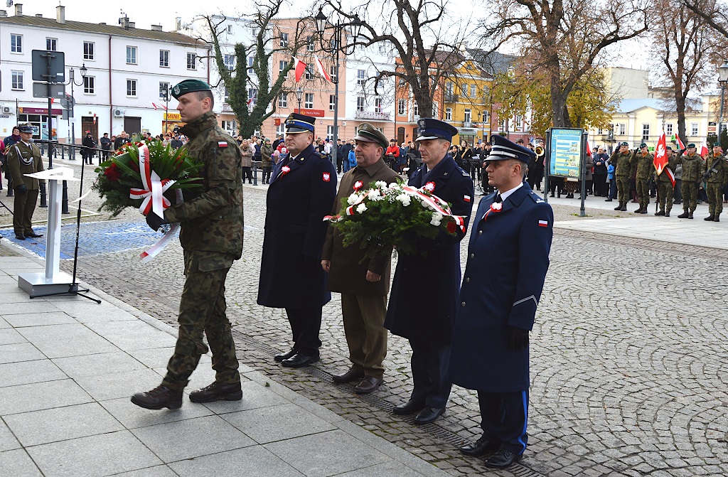 delegacje służb składają wieńce