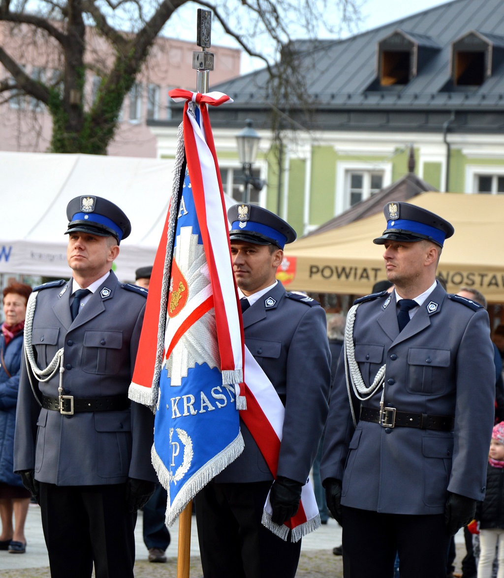 poczet sztandarowy Komendy Powiatowej Policji w Krasnymstawie