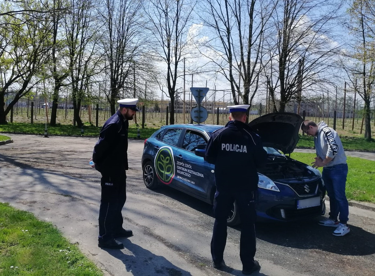 policjanci oceniają przygotowanie kierowcy do jazdy