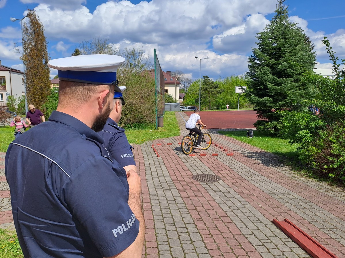 policjanci oceniaja jazdę rowerem