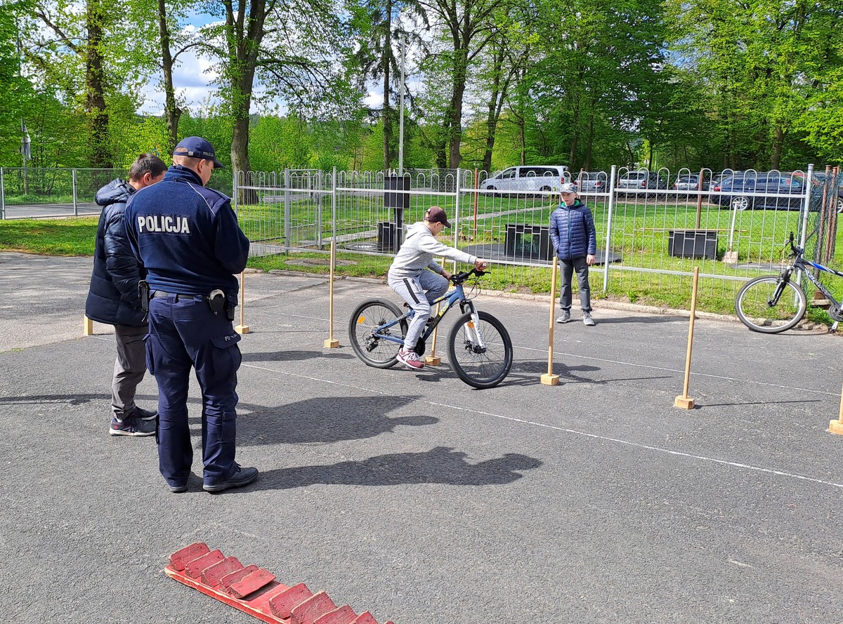 policjant ocenia zmagania na torze przeszkód