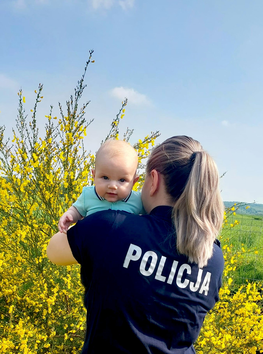 policjantka z dzieckiem