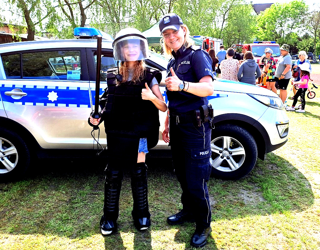 policjantka z dziewczyną ubraną w strój ochronny