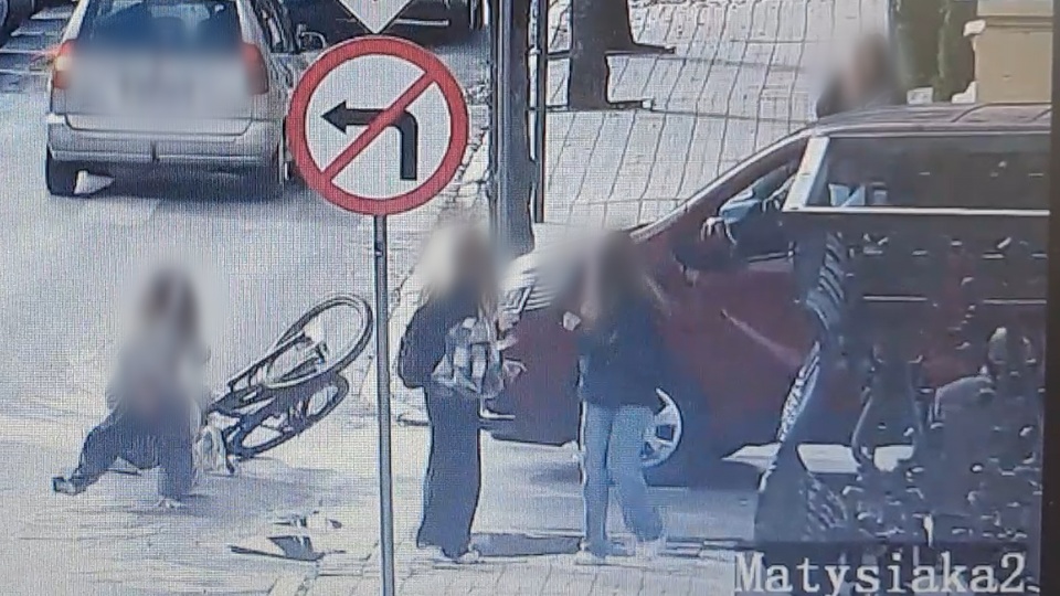 Zdjęcie z kamery monitoringu na którym widać osobowe auto uderzające w młode kobiety na rowerze.
