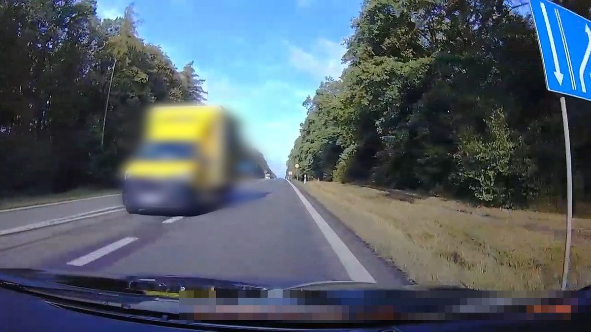 Ujęcie z rejestratora jazdy na którym widać niebezpieczny manewr kierowcy dostawczaka.
