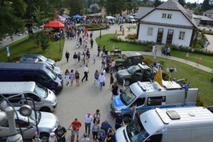 uczestnicy pikniku - widok z góry