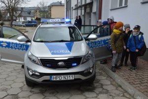 dzieci przy radiowozie