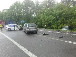 miejsce wypadku, samochody stojące na jezdni