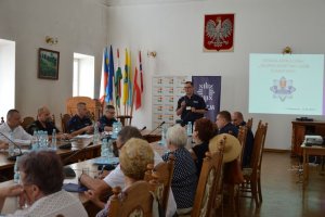 policja i uczestnicy debaty