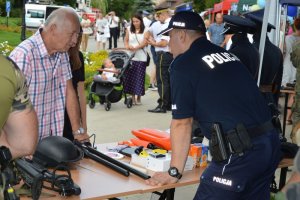 Policjant rozmawia ze zwiedzającymi