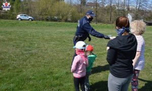 policjant rozdaje maseczki 2