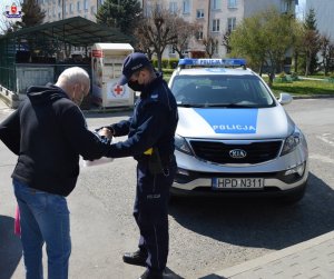 policjant rozdaje maseczki 3