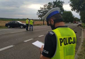 policjant pracujący na miejscu zdarzenia