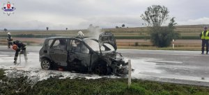 strażacy gaszą samochód marki renault