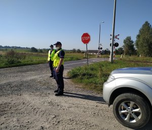 policjanci prowadzą kontrolę w rejonie niestrzeżonego przejazdu kolejowego