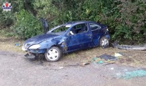 pojazd marki Renault stojący na poboczu, posiadający uszkodzenia