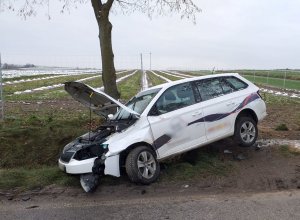 rozbity samochód marki Skoda stojący w rowie