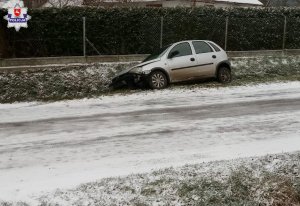 opel stojący w rowie