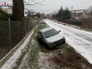 opel stojący w rowie zdjęcie z przodu