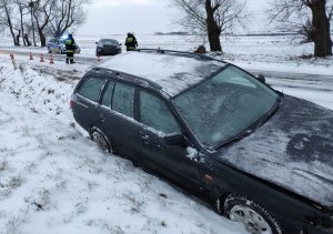 samochód fors stoi w rowie, za nim w rowie stoi inny pojazd