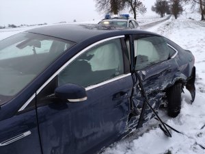 rozbity ford, za nim stoi oznakowany radiowóz policyjny