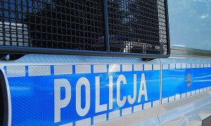 radiowóz policji z widocznym przedziałem dla osób zatrzymanych