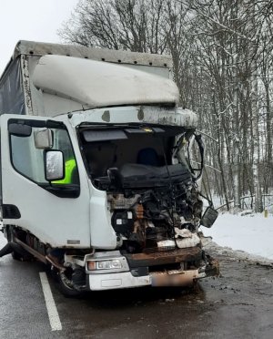 rozbity dostawczak stojący na jezdni