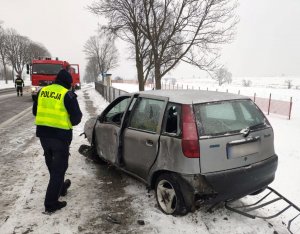 rozbity fiat punto, obok stoi policjant