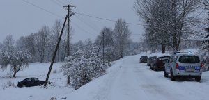 jeden pojazd stoi w rowie, na jezdni stoi radiowóz policyjny, przed nim samochód bmw, za nim opel i mercedes