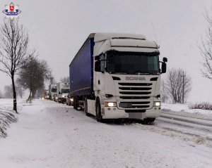 tiry stojące na poboczu