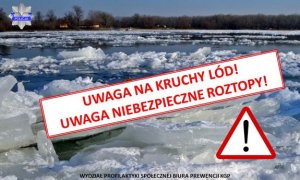 przełamane kry lodu na jeziorze