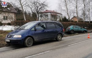 w rowie stoi ford, nissan stoi na poboczu