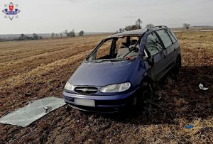 rozbity ford galaxy stojący w polu