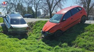 mercedes i seat stoją rozbite w przydrożnym rowie