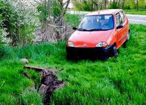 rozbity fiat stojący w przydrożnym rowie