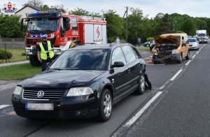 zdarzenie drogowe w miejscowości Izbica policjant wykonuje oględziny pojazdów