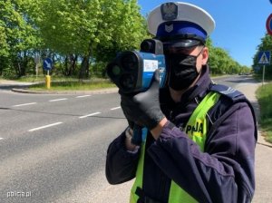 policjant dokonujący pomiaru prędkości