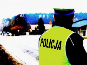 policjant stojący na drodze