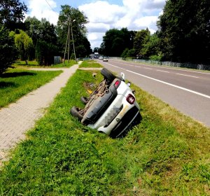 pojazd marki dacia leżący w rowie