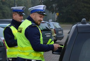 policjanci rozdają odblask