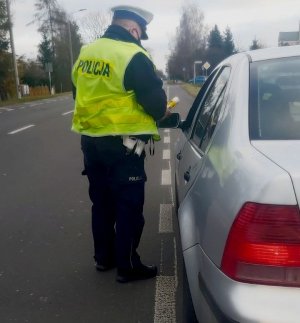 policjant sprawdza stan trzeźwości kierowcy