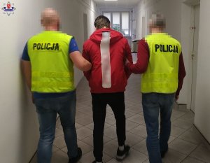 policjanci proadzą zatrzymanego numer 1