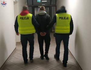 policjanci prowadzą zatrzymanego numer 2